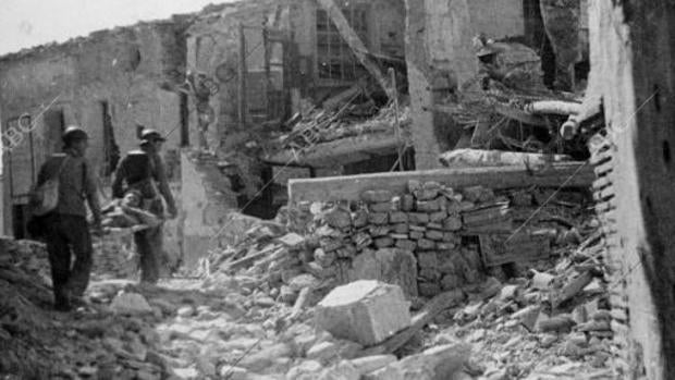 Vista de un pueblo tras ser reconquistado por la República