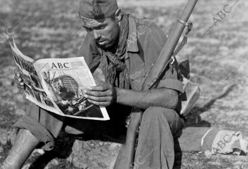 Un miliciano del ejército de la república Leyendo Abc