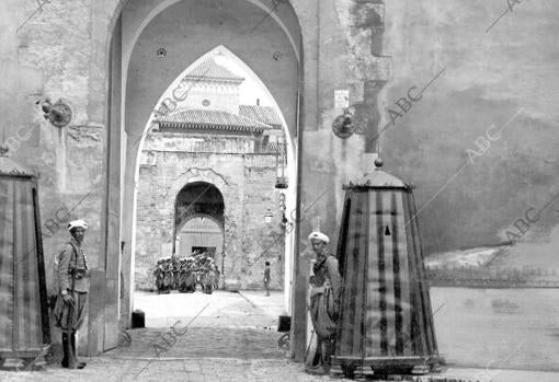 Los Regulares de Larache Prestando servicio de guardia en la residencia Regia.