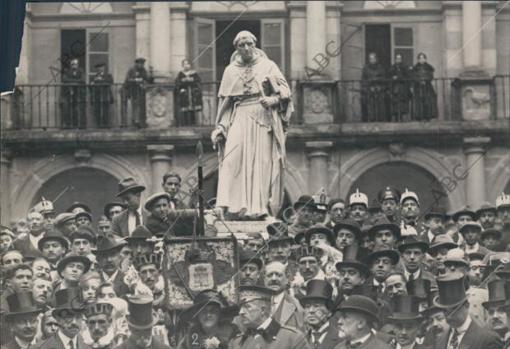 Alcalá de Henares, en 1919. El ministro de instrucción Pública, con las Autoridades y Comisionados de las Repúblicas Hispanoamericanas, en el patio de la Universidad Complutense, después de descubrir la lápida del Descubrimiento de América.
