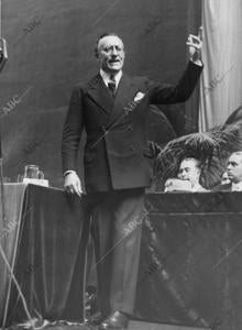 Ramiro de Maeztu, pronunciando un discurso.