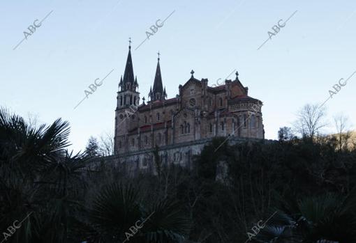 Lagos de Covadonga en los Picos de Europa. En la imagen, la Basilica de Nuestra Señora de Covadonga
