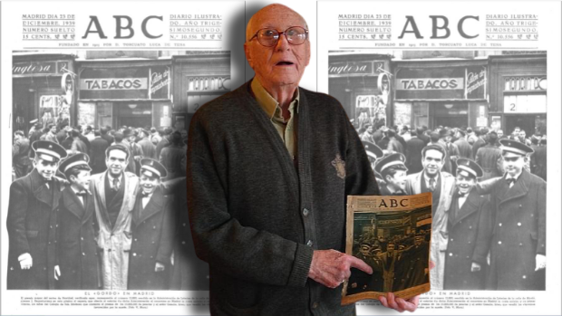 Manuel Viñuelas, en una foto de 2013, sobre la portada del Gordo de ABC de 1939