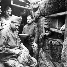 Un soldado cocinero, en el frente