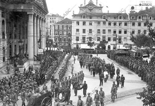 Los restos del general Sanjurjo, escoltados por el Ejército Portugués