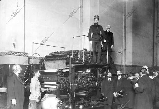 Alfonso XIII, sobre el estribo de una de las rotativas de ABC.