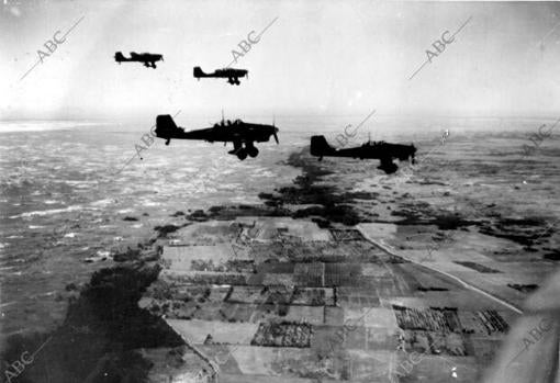 Los aviones alemanes en picado sobre la costa de Nieper y Crimea.