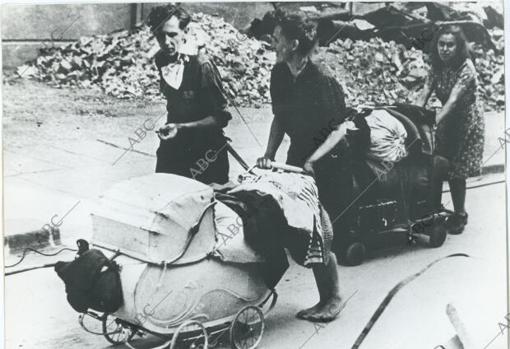 Berlín (Alemania), mayo de 1945. Segunda Guerra Mundial. Refugiados buscan alojamiento con todas las posesiones que les quedan
