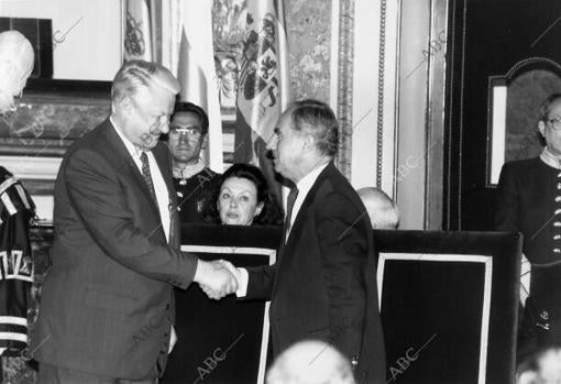 Yeltsin y Félix Pons Dándose la Mano.