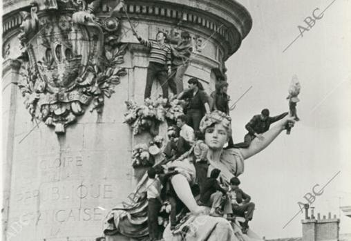 Estudiantes durante una de las sentadas en la plaza de la República, en París.