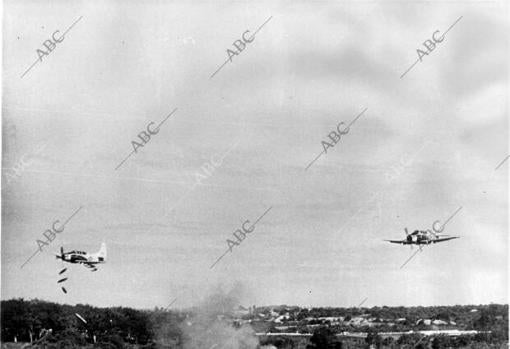 Aviones a 1 Skyraiders americanos bombardean zonas ocupadas por fuerzas del Vietnam