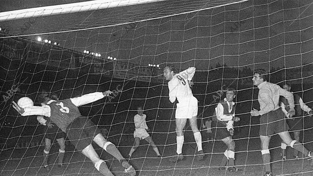 La polémica frase del árbitro de la primera copa del Real Madrid en París: «Ganó el mejor, no cabe dudas»