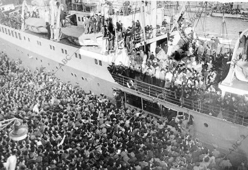 Una muchedumbre se reunió en el puerto para darles la bienvenida en Barcelona