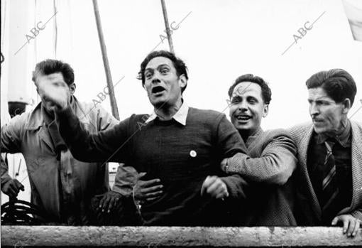 Divisionarios saludan desde la cubierta del Semiramís