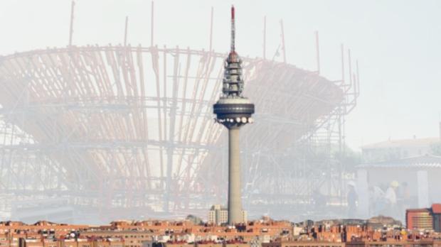 Montaje sobre una imagen del pirulí, sobre una fotografía de las primeras fases de la construcción