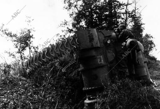 Un soldado se parapeta tras un tanque en el sector de Caen