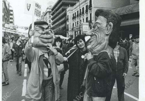 Muñecos representando a Felipe González y Ronald Reagan