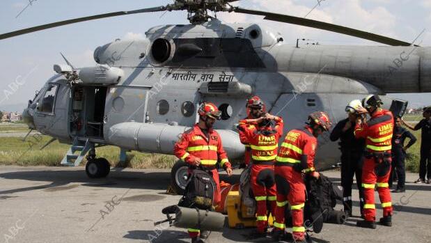 Los soldados de la UME cargan su material en un helicóptero