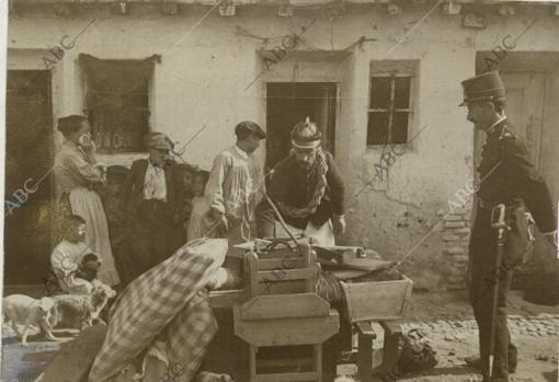 Desalojo del barrio de las Injurias de Madrid, en 1906, antes de proceder a su demolición