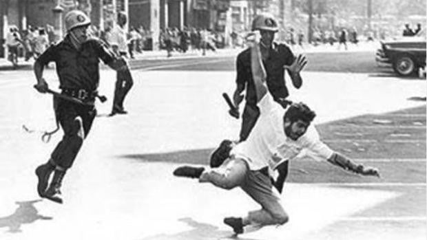 La Policía persigue a un opositor al golpe de Estado de 1964 en Brasil