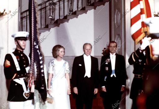 Los Reyes de España posan junto al presidente de los Estados Unidos, Gerald Ford.