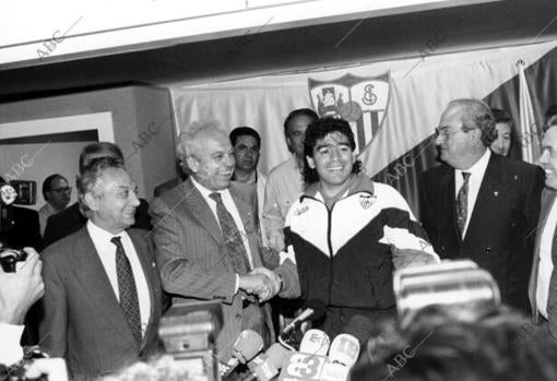 Diego Armando Maradona ficha por el Sevilla en 1992