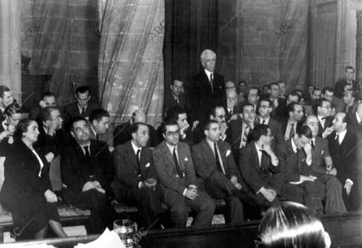 La minoría Comunista, en primera Fila, la Pasionaria, Arriba, de Pie
