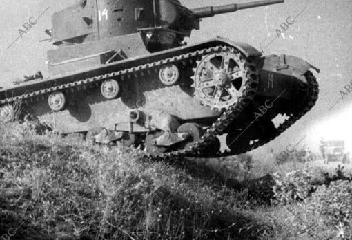 Maniobras de El Campesino: un carro de combate T-26 avanzando a través del yermo