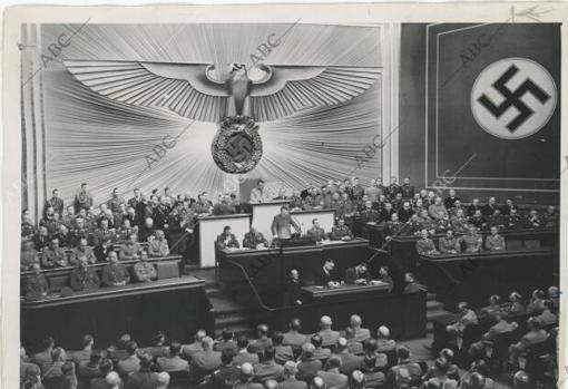 Hitler, pronunciando su histórico discurso en la sesión del Reichstag, en 1939