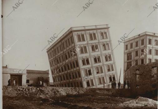 La casa inclinada del puerto en la llamada «pequeña Sicilia»