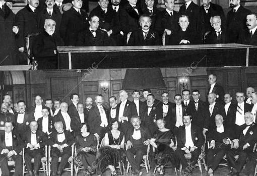 S M el Rey (1), con el profesor Einstein (2),