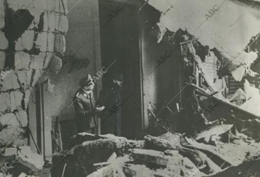 Adolf Hitler y su edecán Julius Schaub, contemplas las ruinas de la Cancillería