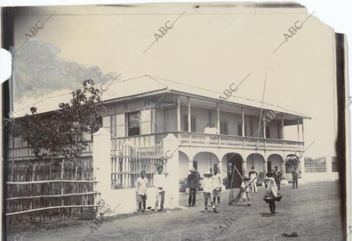 Cuartel de la Guardia Civil ocupado por los rebeldes en Filipinas.