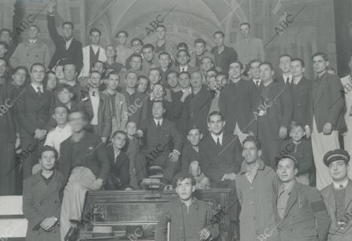 Jose Antonio Primo de Rivera, rodeado de los directivos y afiliados a Falange