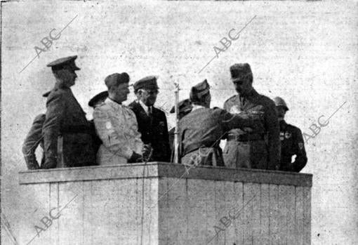 Momento en el que el general Millán Astray Colocó en el pecho la insignia de la Legión al general en jefe de las Tropas Legionarias Italianas.