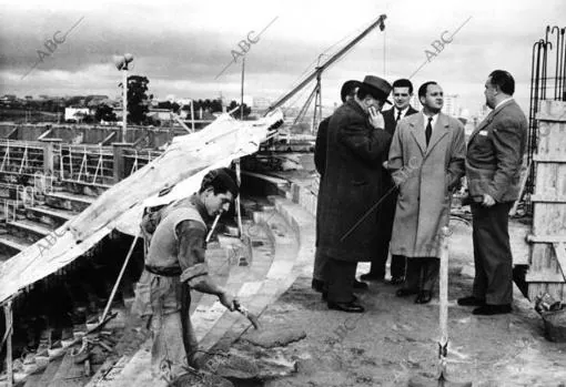 Santiago Bernabéu visita las obras del nuevo estadio blanco en 1943.