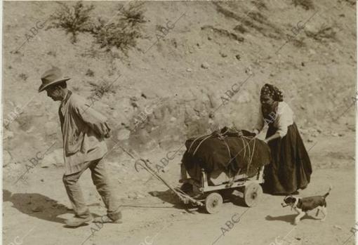 Los últimos vecinos del barrio de la Injurias, abandonando sus casas en 1906