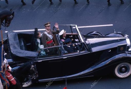 Los Reyes de España, Don Juan Carlos y Doña Sofía, saludan desde el Rolls Royce descubierto por las calles de Madrid en 1975.