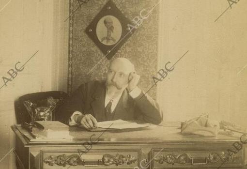 José Echegaray en su despacho.