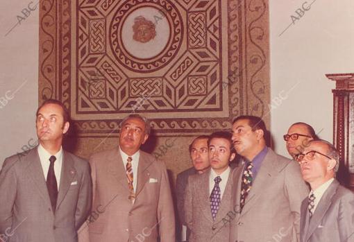 Sadam Husein, junto a su séquito