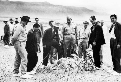 Oppenheimer y Groves observan el resultado de la detonación.