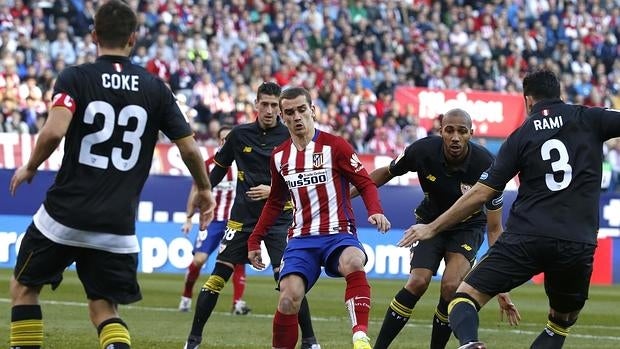 El Atlético no puede asaltar la barricada sevillista