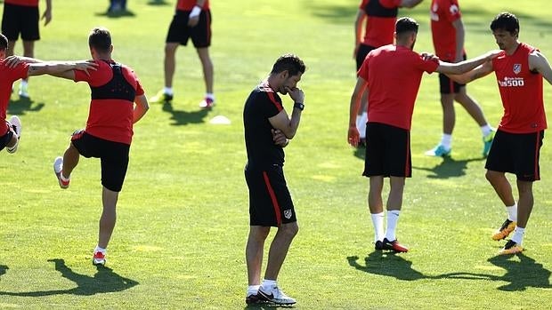 Simeone mantiene sus dudas en la defensa