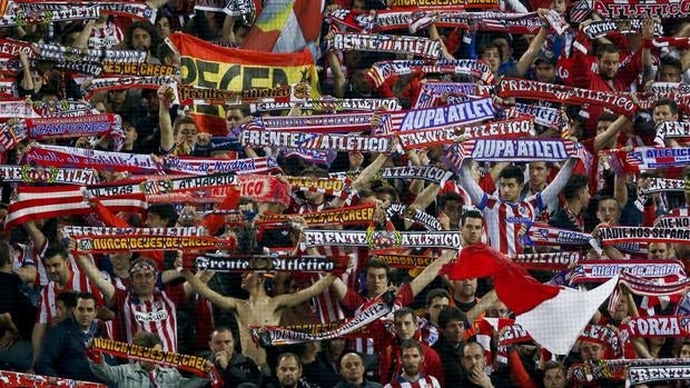 La afición del Atlético se concentra para apoyar a Simeone y a su equipo