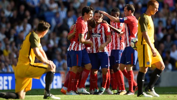 El Atlético vence al Brighton y continúa invicto