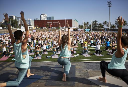 Práctica de yoga durante la última edición de Wanderlust