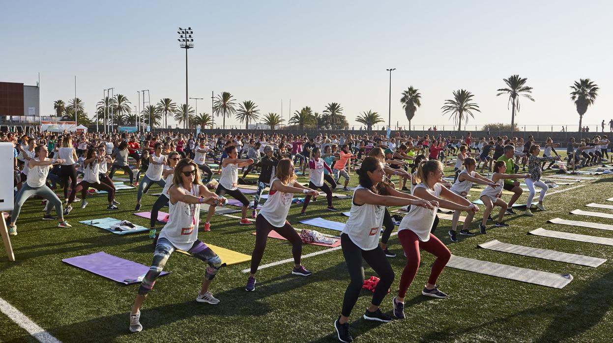 Los participantes en la última edición de Wanderlust, durante la masterclass de yoga