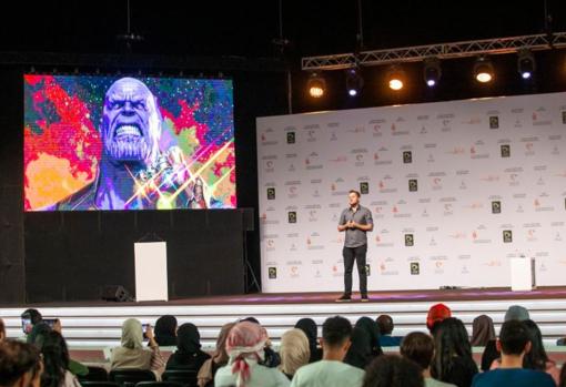 Mark Manson, durante su conferencia en Sharjah