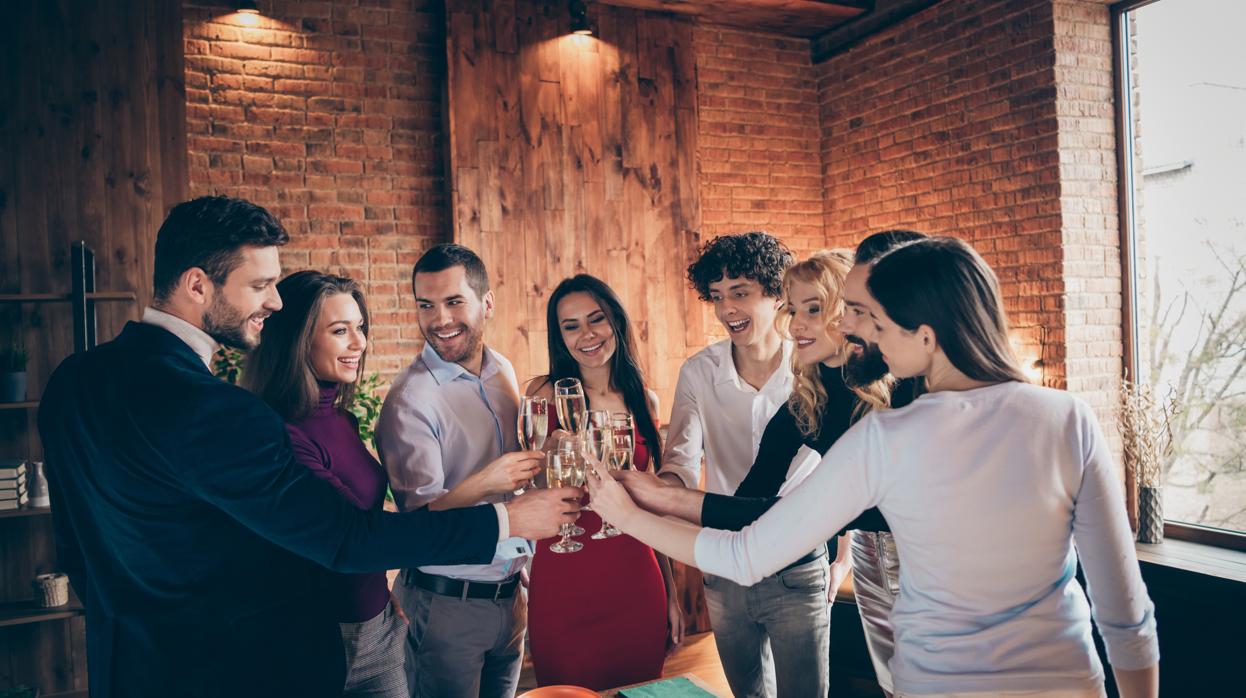 Varios compañeros de trabajo, en la cena de empresa