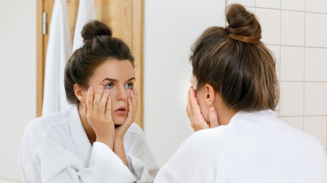 Así son los ejercicios faciales que hay que hacer para tener un rostro sano y firme